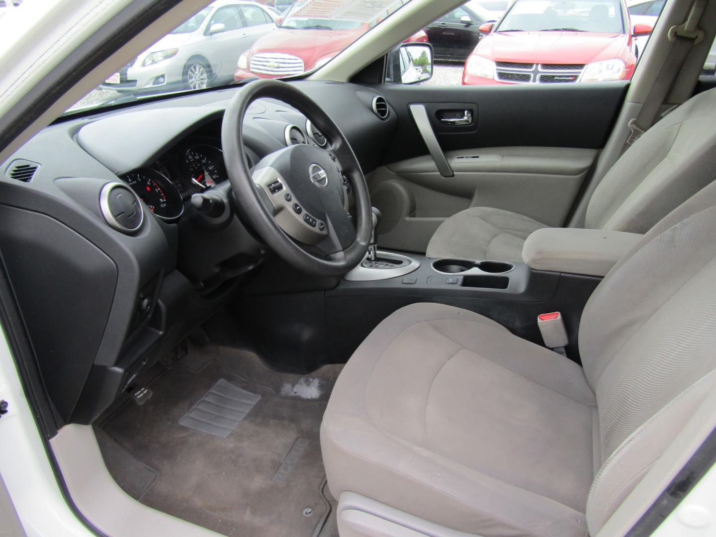 2013 White /Gray Nissan Rogue (JN8AS5MT8DW) , Automatic transmission, located at 15016 S Hwy 231, Midland City, AL, 36350, (334) 983-3001, 31.306210, -85.495277 - Photo#3